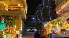Λιβαδειά: Γειτονικά σπίτια απογείωσαν τον χριστουγεννιάτικο στολισμό και έγιναν viral - Δείτε βίντεο