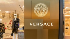 Η Prada ολοκλήρωσε την εξαγορά της Versace μετά από πολύμηνες διαπραγματεύσεις