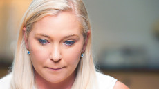 «Με βίασε γνωστός πρωθυπουργός, ηδονιζόταν να τον ικετεύω για τη ζωή μου» - Το νέο απόσπασμα από το βιβλίο της Βιρτζίνια Τζιουφρέ