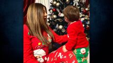 Η Άντζελα Δημητρίου ποζάρει με την εγγονή της μπροστά από το χριστουγεννιάτικο δέντρο 