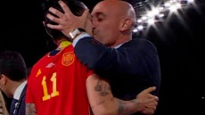 Ισπανία: Ένοχος για σεξουαλική επίθεση ο Ρουμπιάλες για το φιλί στην Ερμόσο - Εξαγοράσιμη ποινή και περιοριστικά μέτρα