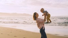 Το πρόγραμμα που ζωντανεύει με παιδικές φωνές ακριτικές περιοχές και νησιά – Πού έχουν ήδη γεννηθεί 850 παιδιά