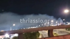 Υπό έλεγχο η φωτιά σε αποθήκη επιχείρησης στη Μάνδρα