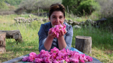 Λέσβος: Ζευγάρι έφυγε από την Αθήνα και παράγει βραβευμένο ροδόσταγμα σε ορεινό χωριό