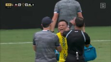 Ποδοσφαιριστής στο Παγκόσμιο Συλλόγων έγινε έξαλλος με τον γιατρό γιατί του είπε να γίνει αλλαγή - Βίντεο
