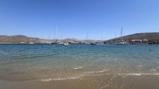 Περιβαλλοντική υποβάθμιση στην Κολώνα Κύθνου – Σκάφη αγκυροβολούν σε απόσταση αναπνοής από τους λουόμενους
