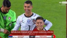 Ρονάλντο: Πιτσιρικάς έβαλε τα κλάματα όταν τον πήρε αγκαλιά ο Πορτογάλος - Δείτε βίντεο
