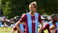 Ο απίθανος Πίτερ Κράουτς έχασε στοίχημα και έγινε μασκότ ερασιτεχνικής ομάδας - Δείτε βίντεο