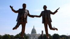 Άγαλμα του Ντόναλντ Τραμπ «χεράκι-χεράκι» με τον Τζέφρι Έπσταϊν σε πάρκο στην Ουάσινγκτον