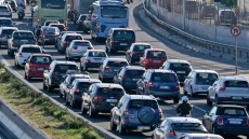 Έξοδος 28ης Οκτωβρίου: Αυξημένη η κίνηση στην Αττική Οδό, 20λεπτες καθυστερήσεις στις εξόδους για Λαμία - Έκκληση για προσοχή στους δρόμους
