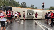 Τέσσερις οπαδοί της Φλαμένγκο σε κρίσιμη κατάσταση μετά την ανατροπή λεωφορείου που τους μετέφερε στην Αργεντινή - Δείτε βίντεο