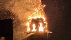 Δείτε βίντεο: Κατέρρευσε μέσα σε φλόγες ο πύργος ιστορικής εκκλησίας στο Άμστερνταμ
