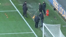 Επιστράτευσαν μέχρι και... φλόγιστρα στο Χαλ-Γουότφορντ για να λιώσουν τον πάγο αλλά το ματς αναβλήθηκε 20’ πριν τη σέντρα, δείτε βίντεο
