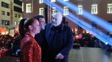 Χωρίς παρουσιαστή η εκδήλωση με τα φαναράκια στον Βόλο μετά τα σχόλια του Μπέου για το σακάκι του Πολύζου