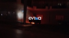 Χαλκίδα: Σταθμευμένο ΙΧ μέσα σε σούπερ μάρκετ τυλίχθηκε στις φλόγες