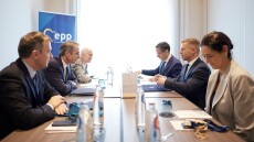 Συνάντηση Μητσοτάκη και του διαδόχου του Βίκτορ Όρμπαν στο περιθώριο της Συνόδου του ΕΛΚ
