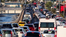 Τρέχουν να ασφαλίσουν τα αυτοκίνητά τους