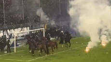 Χάος και διακοπή στο Κύπελλο Γερμανίας λόγω επεισοδίων: Έφιππη αστυνομία στο γήπεδο