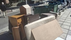 Πρόστιμο 3.000 ευρώ για στρώμα και έπιπλα σε πεζοδρόμιο στο κέντρο της Θεσσαλονίκης