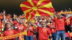 Euro 2020: Σκοπιανοι στις εξέδρες με πανώ «Μακεδονία» και περικεφαλαίες... αλά Μέγας Αλέξανδρος