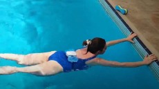 Τέσσερις aqua ασκήσεις που δυναμώνουν όλο το σώμα και «ανοίγουν» τον θώρακα