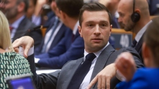 Γαλλία: Την ώρα που έπεφτε η κυβέρνηση, ο ακροδεξιός Μπαρντελά έδινε αυτόγραφα με το πρώτο του βιβλίο