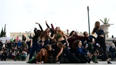 Μια διαφορετική διαμαρτυρία στο Σύνταγμα: Με χορό, θέατρο και μουσική οι μαθητές από τα Καλλιτεχνικά σχολεία της Αθήνας