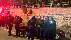 Επεισοδιακή καταδίωξη από το Ζεφύρι κατέληξε σε τροχαίο στην Εθνική Οδό - Βίντεο λίγο μετά τη σύγκρουση ΙΧ με φορτηγό