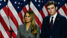 Οργισμένη η Μελάνια Τραμπ από τις θεωρίες συνωμοσίας για τον γιο της, Μπάρον, και το Χάρβαρντ μετά το «κυνήγι» του πανεπιστημίου από τον Λευκό Οίκο