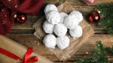 10 λαχταριστοί κουραμπιέδες της Αθήνας: Χιονόμπαλες και μισοφέγγαρα, με βούτυρο, ακόμα και με ελαιόλαδο