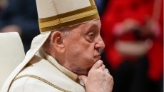 Βατικανό: Με αιμάτωμα κάτω από το σαγόνι εμφανίστηκε ο πάπας Φραγκίσκος – Τι εξήγηση έδωσε ο εκπρόσωπός του 