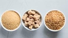 Μαύρη VS καστανή ζάχαρη: Ποια είναι η διαφορά;