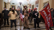 Ο Τραμπ υπόσχεται πως θα εξετάσει από «την πρώτη μέρα» την απονομή χάριτος στους εισβολείς του Καπιτωλίου