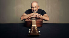 «Του δρόμου η χαρά»: Ο Νίκος Πορτοκάλογλου στο Μέγαρο Μουσικής Αθηνών