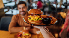Οι επιστήμονες αποκαλύπτουν πόσα λεπτά ζωής χάνουμε με κάθε cheeseburger και αναψυκτικό – Πώς θα κερδίσουμε χρόνο