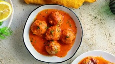 Η συνταγή της ημέρας. Γιουβαρλάκια κοκκινιστά αυγολέμονο. Το μενού της εβδομάδας (16/12-22/12)