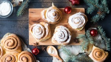 Ρολά κανέλας με λευκό γλάσο