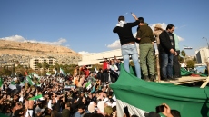 Συρία: Στους δρόμους πολίτες που γιορτάζουν την πτώση του καθεστώτος Άσαντ