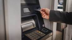 Εξαρθρώθηκε κύκλωμα που έκλεβαν ηλικιωμένες σε ΑΤΜ - 74 υποθέσεις και 120.000 ευρώ η λεία