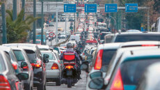 Νέος ΚΟΚ: Απαγορεύεται το ζιγκ-ζαγκ από τα δίκυκλα, επιτρέπονται οι σφήνες στο μποτιλιάρισμα, πρόστιμα σε πεζούς για «αλόγιστη κίνηση»