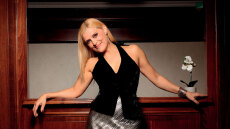 Η υψίφωνος Τζίνα Φωτεινοπούλου μας συστήνεται και ως συγγραφέας