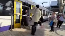 Προαστιακός: Συρμός έκανε στάση μπροστά σε κάγκελο - «Ακροβατικά» από τους επιβάτες