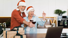 «Φτερουγίζει» η καρδιά σας τα Χριστούγεννα; Τι πρέπει να προσέξετε στο γιορτινό τραπέζι