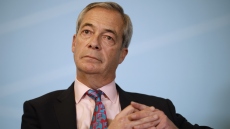 Τα «μαζεύει» ο Φάρατζ μετά τις δηλώσεις του για το μεταναστευτικό - «Η απέλαση γυναικών και παιδιών δεν αποτελεί μέρος της στρατηγικής μας»