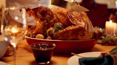 Πώς θα βγει η γεμιστή γαλοπούλα σας νόστιμη και ζουμερή, χωρίς άγχος