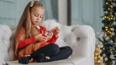 Γονείς: Πώς να μιλήσετε στα παιδιά για τις δύσκολες καταστάσεις την περίοδο των εορτών