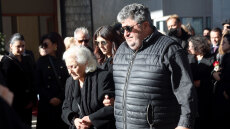 Δημήτρης Ήμελλος: Συγκίνηση στην κηδεία του αγαπημένου ηθοποιού - Τραγικές φιγούρες η μητέρα και ο αδερφός του