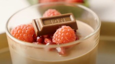 Σοκολατένια πουτίγκα με σοκολάτα γάλακτος και κόκκινα φρούτα