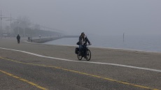 Θεσσαλονίκη: Η ομίχλη σκέπασε την πόλη - Προβλήματα στις πτήσεις