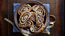 Στρούντελ με πραλίνα, σταφίδες και πορτοκάλι